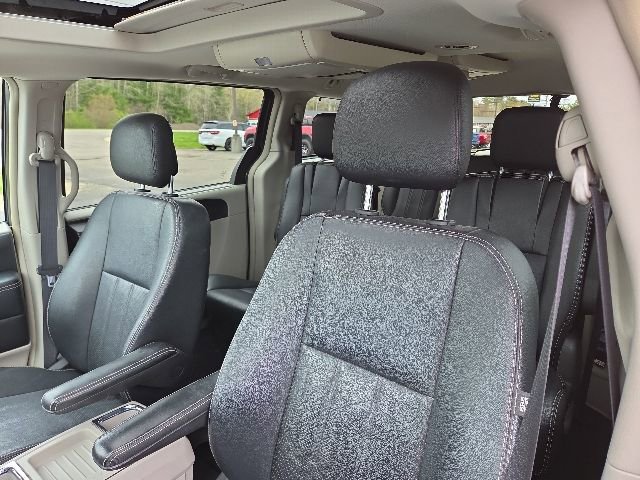 Used 2016 Chrysler Town & Country Touring-L FWD image 25