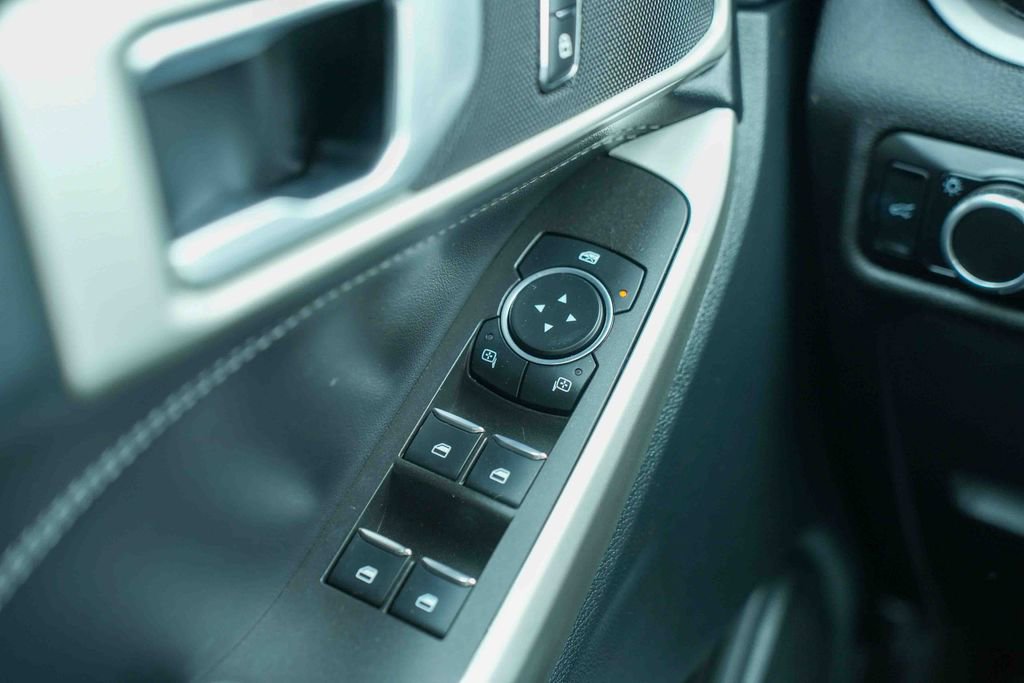 Used 2023 Ford Explorer XLT AWD/4WD image 30
