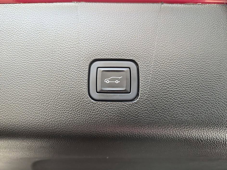 Used 2023 Chevrolet Traverse RS image 32