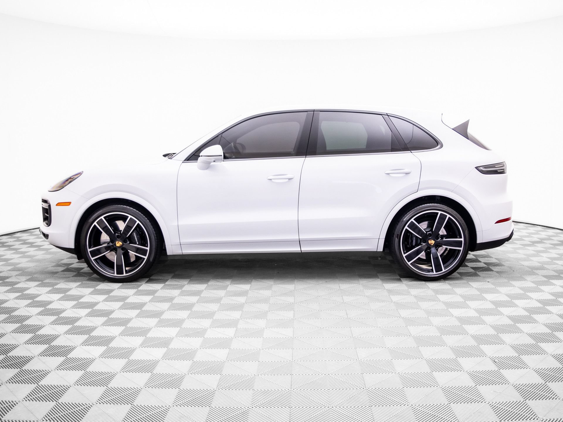 Certified 2023 Porsche Cayenne Turbo AWD/4WD image 2