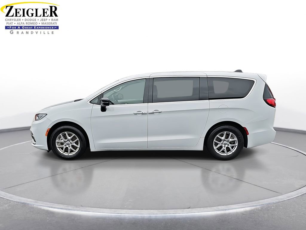 Used 2024 Chrysler Pacifica Touring-L FWD image 8