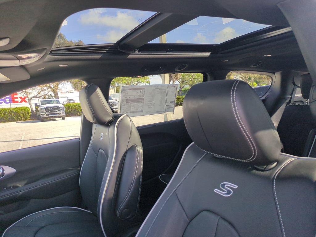 New 2026 Chrysler Pacifica Limited image 22
