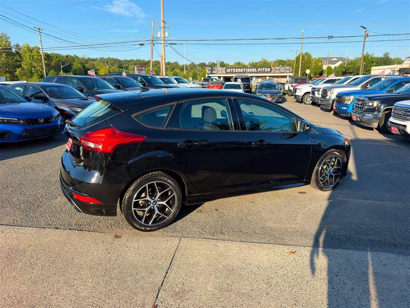 Used 2016 Ford Focus SE w/ SE Sport Package FWD image 5