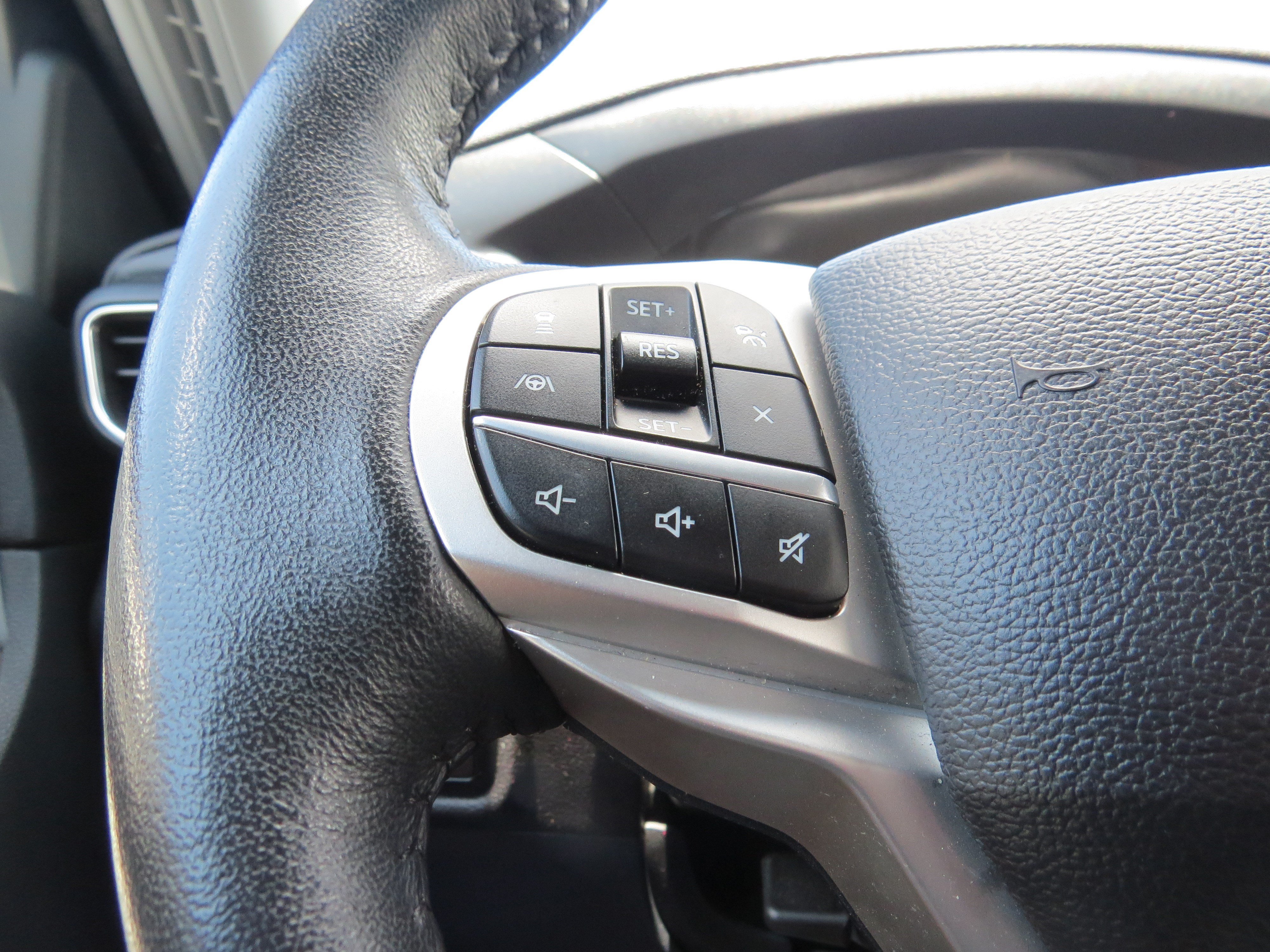 Used 2024 Ford Explorer XLT w/ Equipment Group 202A RWD image 18