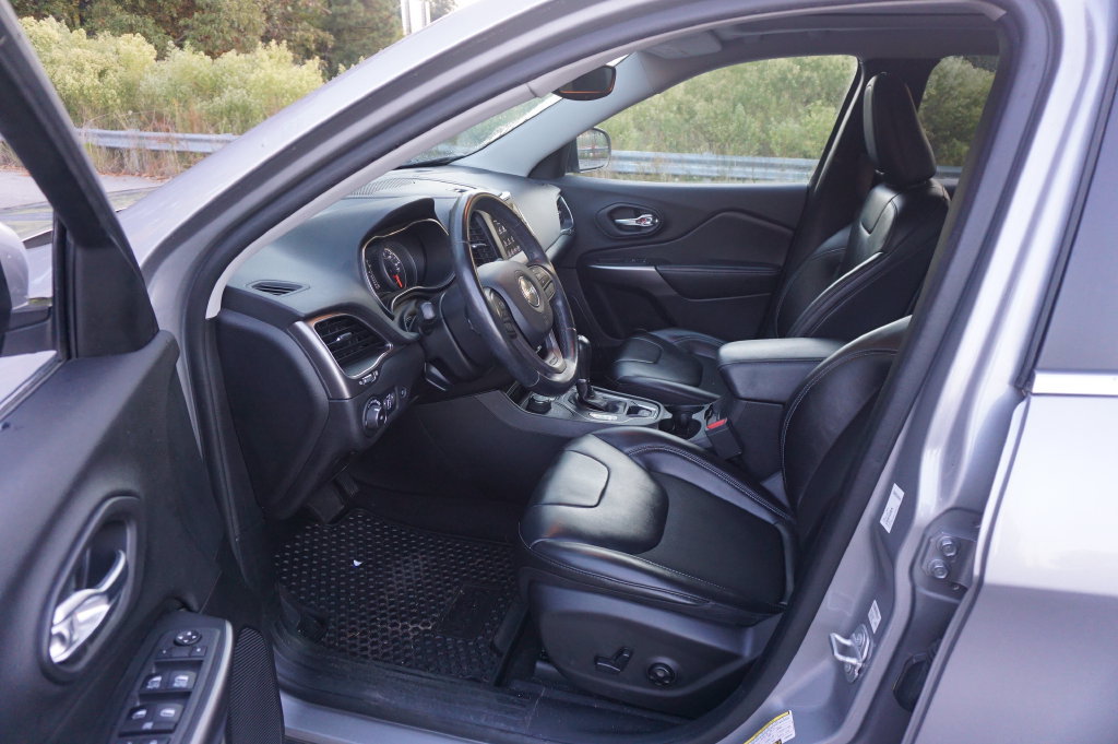 Used 2020 Jeep Cherokee Latitude Plus w/ Comfort/Convenience Group AWD/4WD image 2