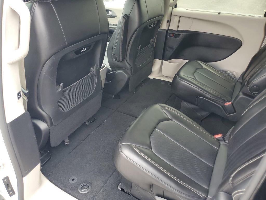 Used 2023 Chrysler Pacifica Touring-L FWD image 27