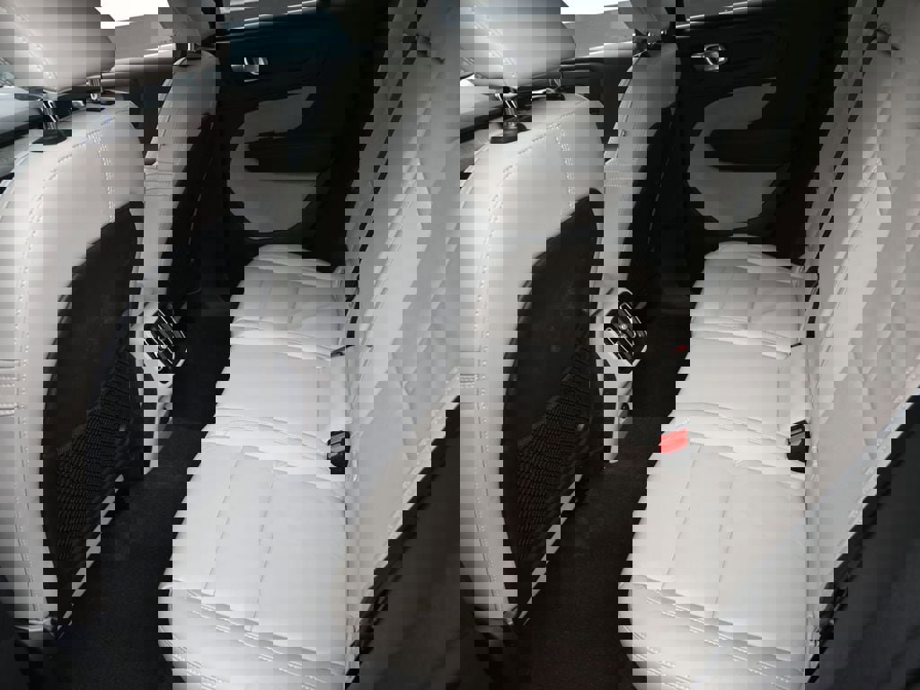 Certified 2023 Volvo XC40 B5 Ultimate w/ Protection Package image 11