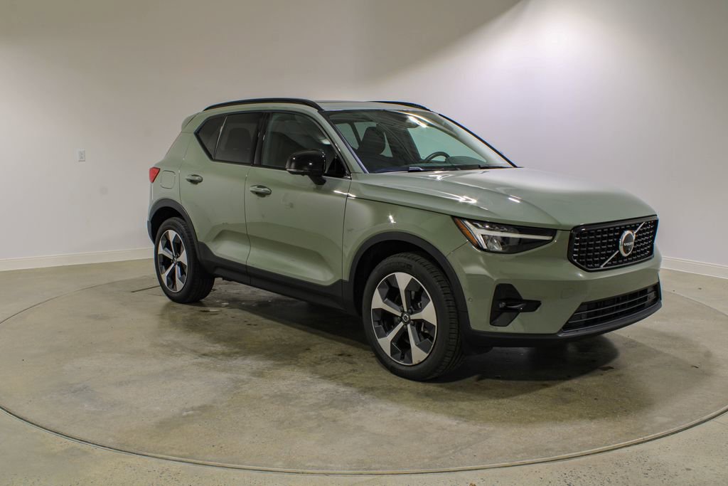 Used 2023 Volvo XC40 B5 Plus w/ Driver Assist Package AWD/4WD image 7