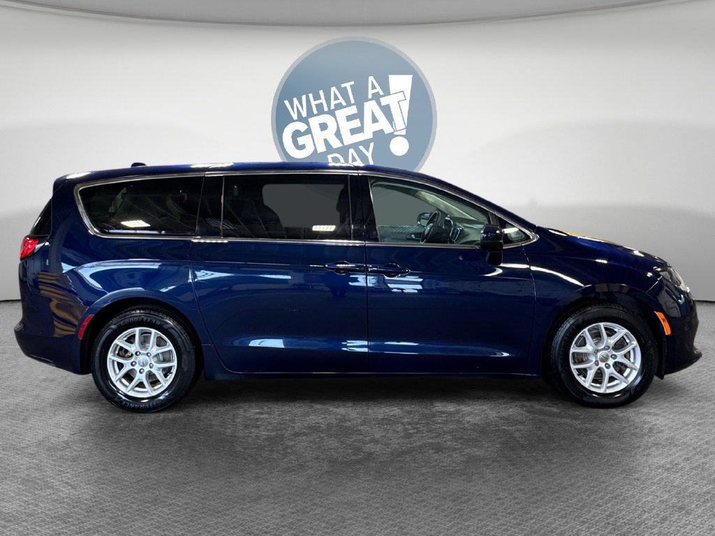 Used 2018 Chrysler Pacifica LX FWD image 2