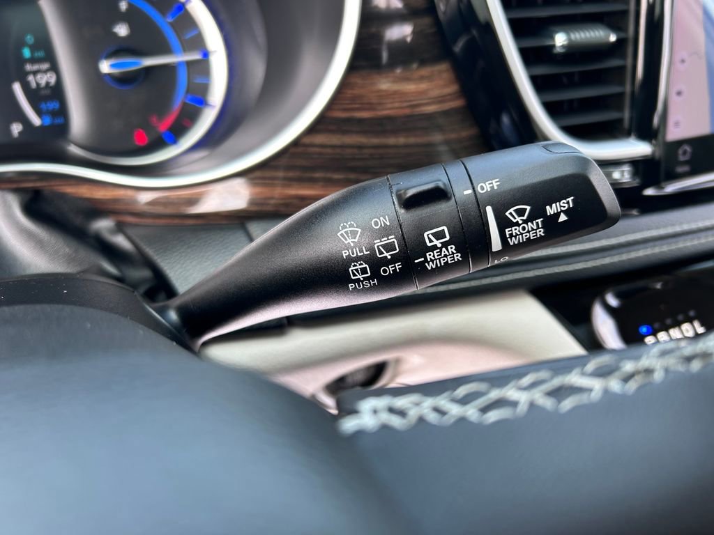 Used 2022 Chrysler Pacifica Limited FWD image 25