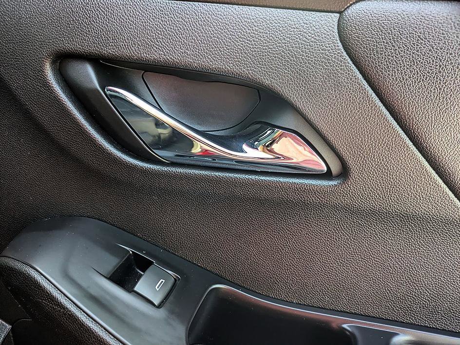 Used 2023 Chevrolet Traverse RS image 35