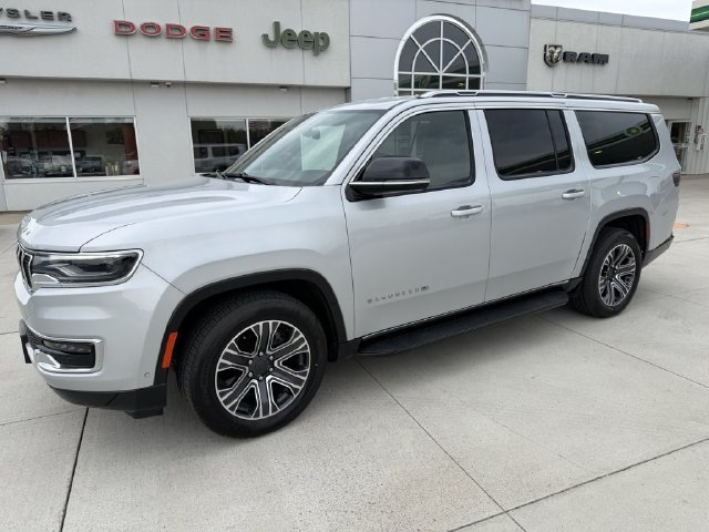 Used 2024 Jeep Wagoneer L Series II w/ Flexible Seating Group AWD/4WD image 4