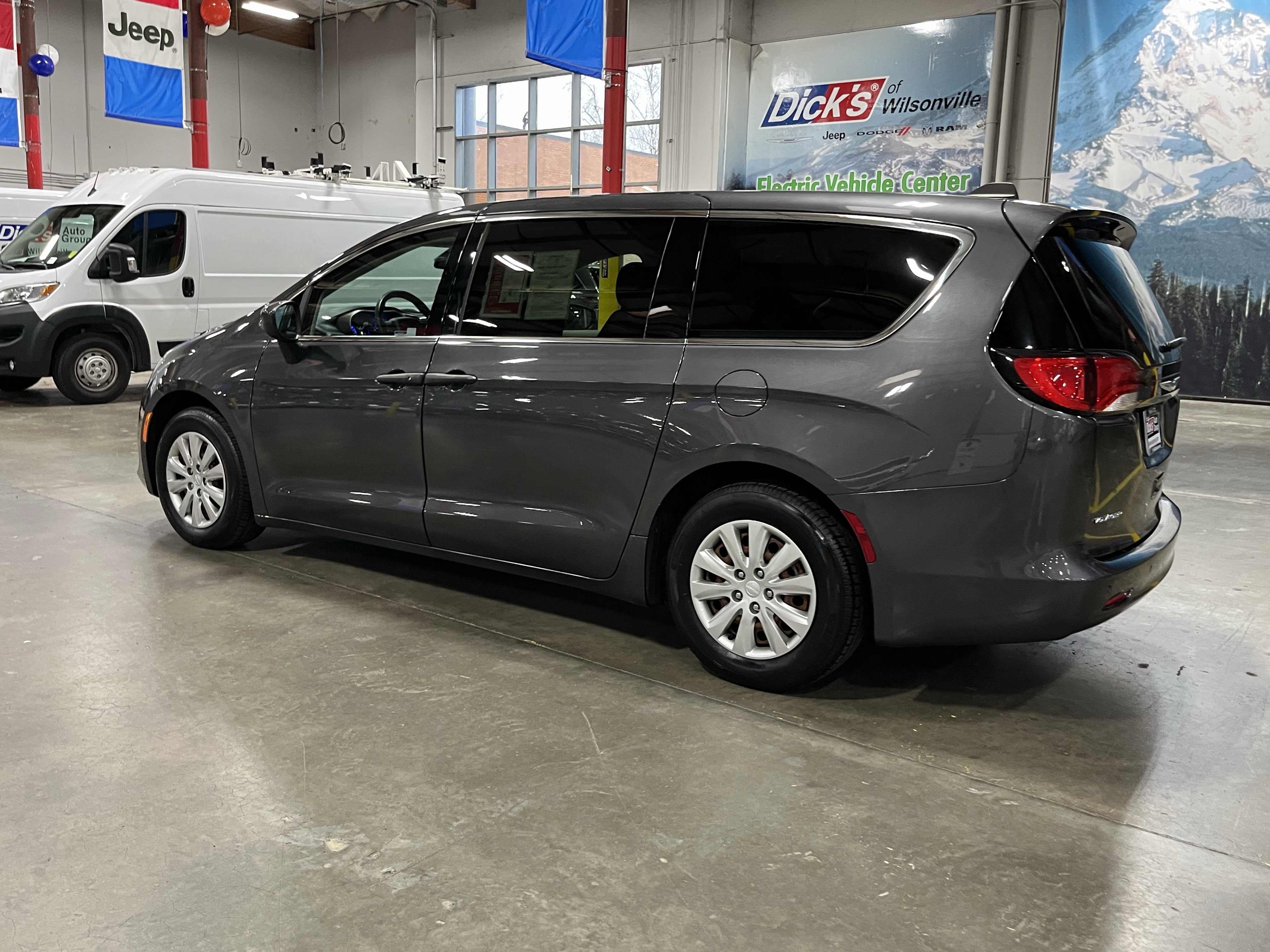 Used 2020 Chrysler Voyager L image 3