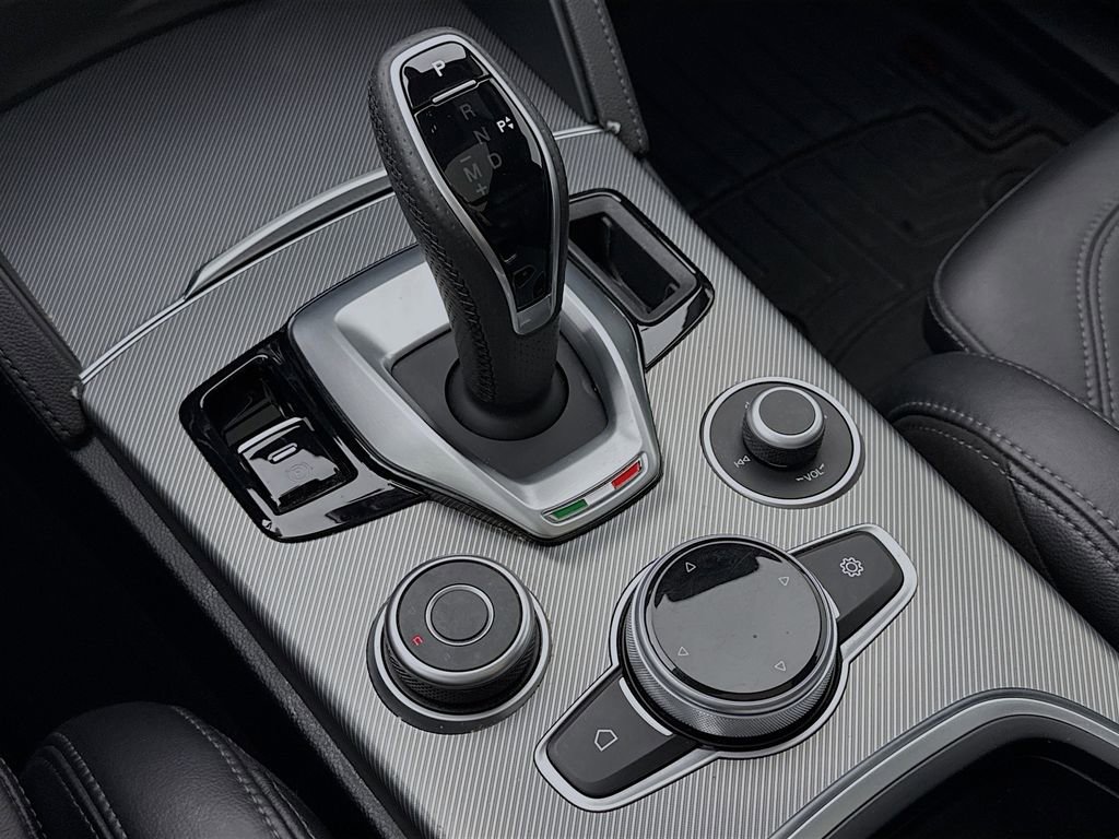 Used 2023 Alfa Romeo Stelvio Veloce image 21
