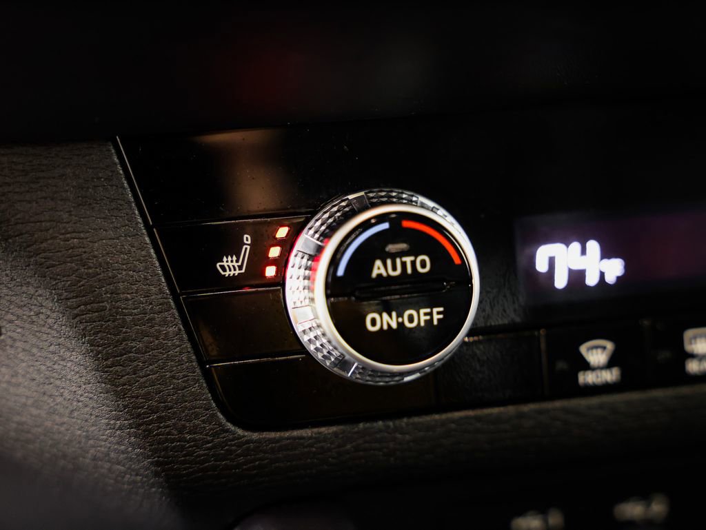 Used 2025 Mitsubishi Outlander SE image 28