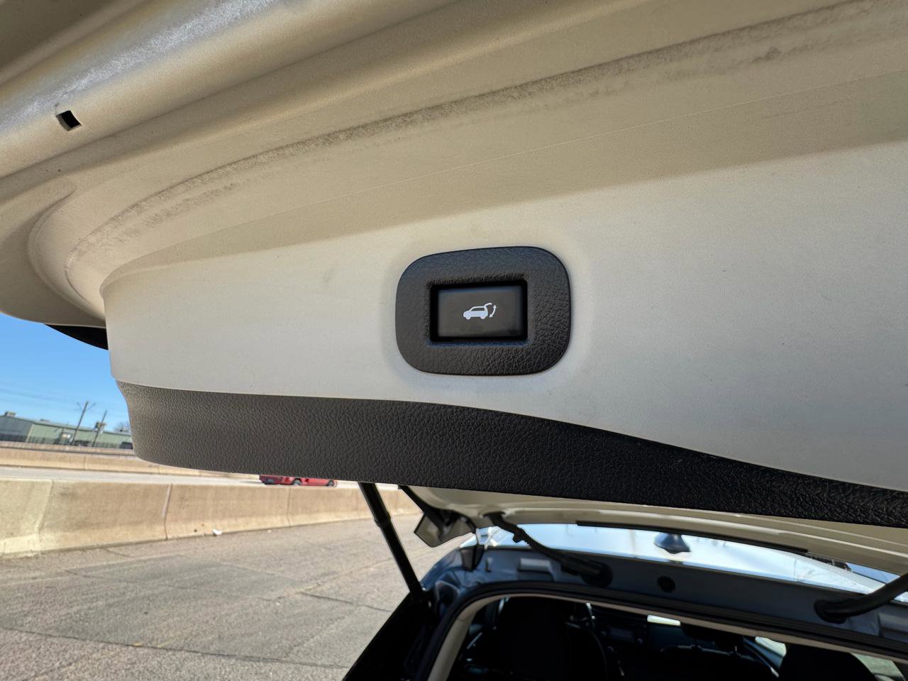 Used 2017 Nissan Rogue SV w/ SV Premium Package image 10