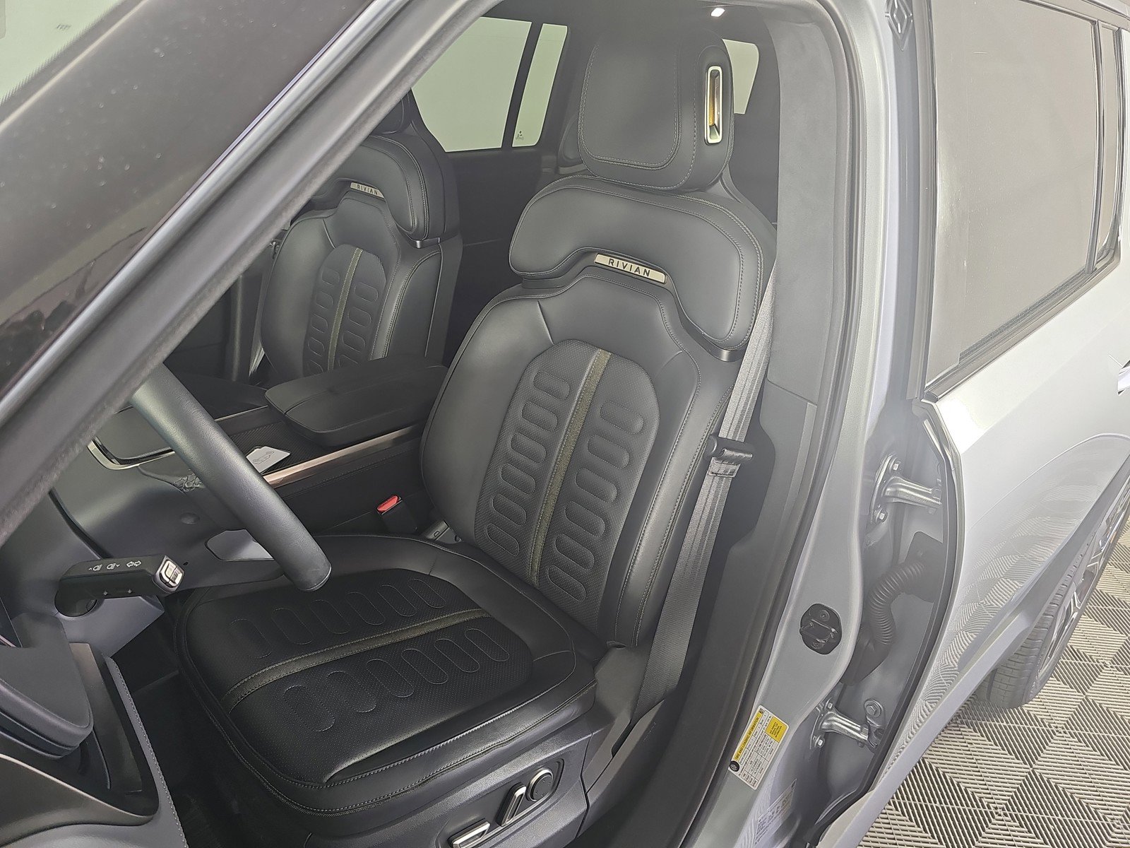 Used 2024 Rivian R1S Adventure image 20