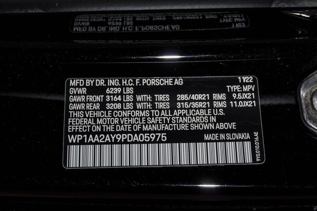 Certified 2023 Porsche Cayenne Platinum Edition image 30