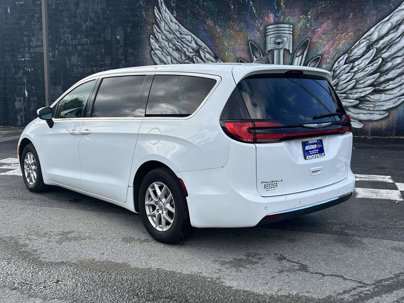 Used 2023 Chrysler Pacifica Touring-L image 5
