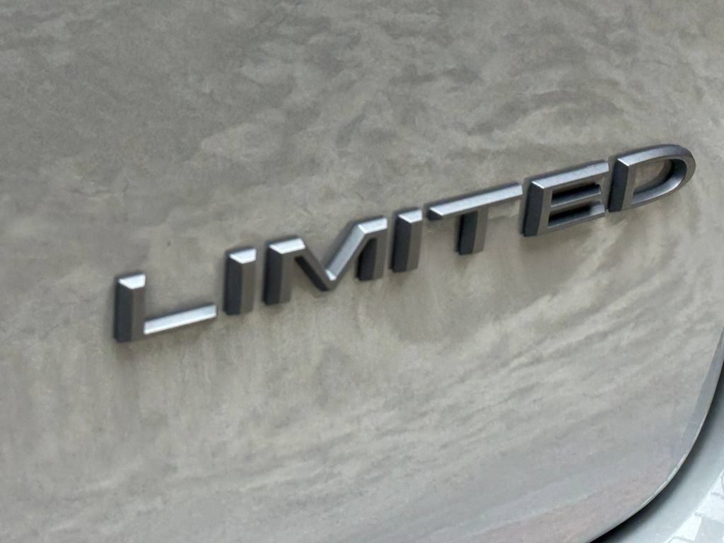 Used 2025 Chrysler Pacifica Limited FWD image 5