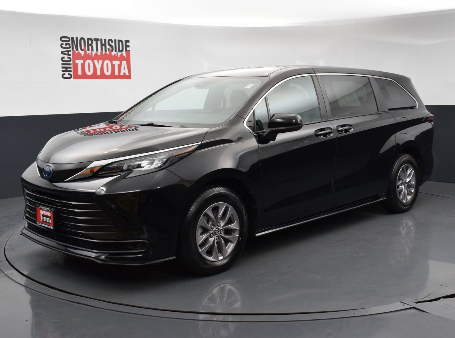 Used 2025 Toyota Sienna LE FWD image 8