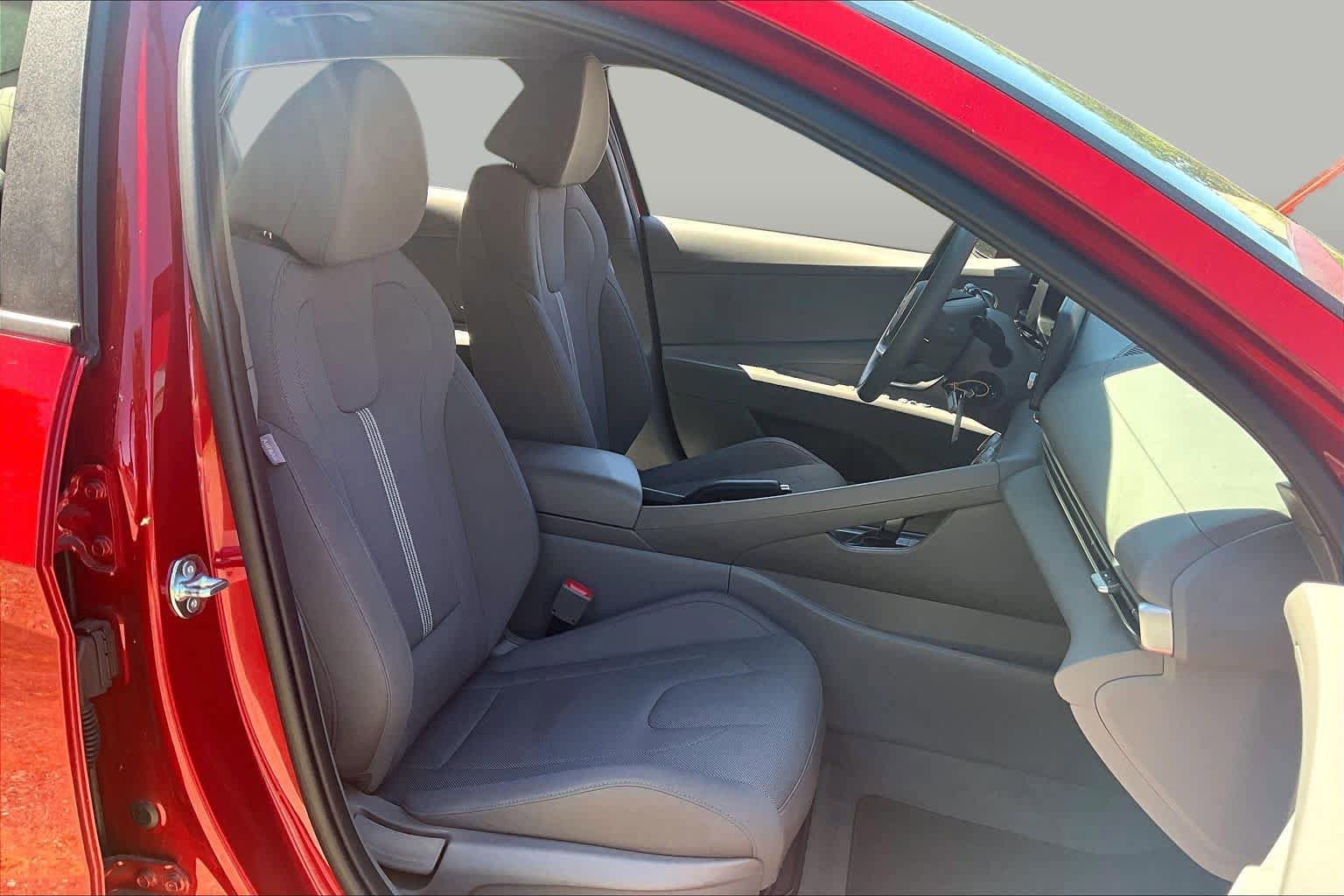 Used 2025 Hyundai Elantra SE w/ Cargo Package FWD image 9
