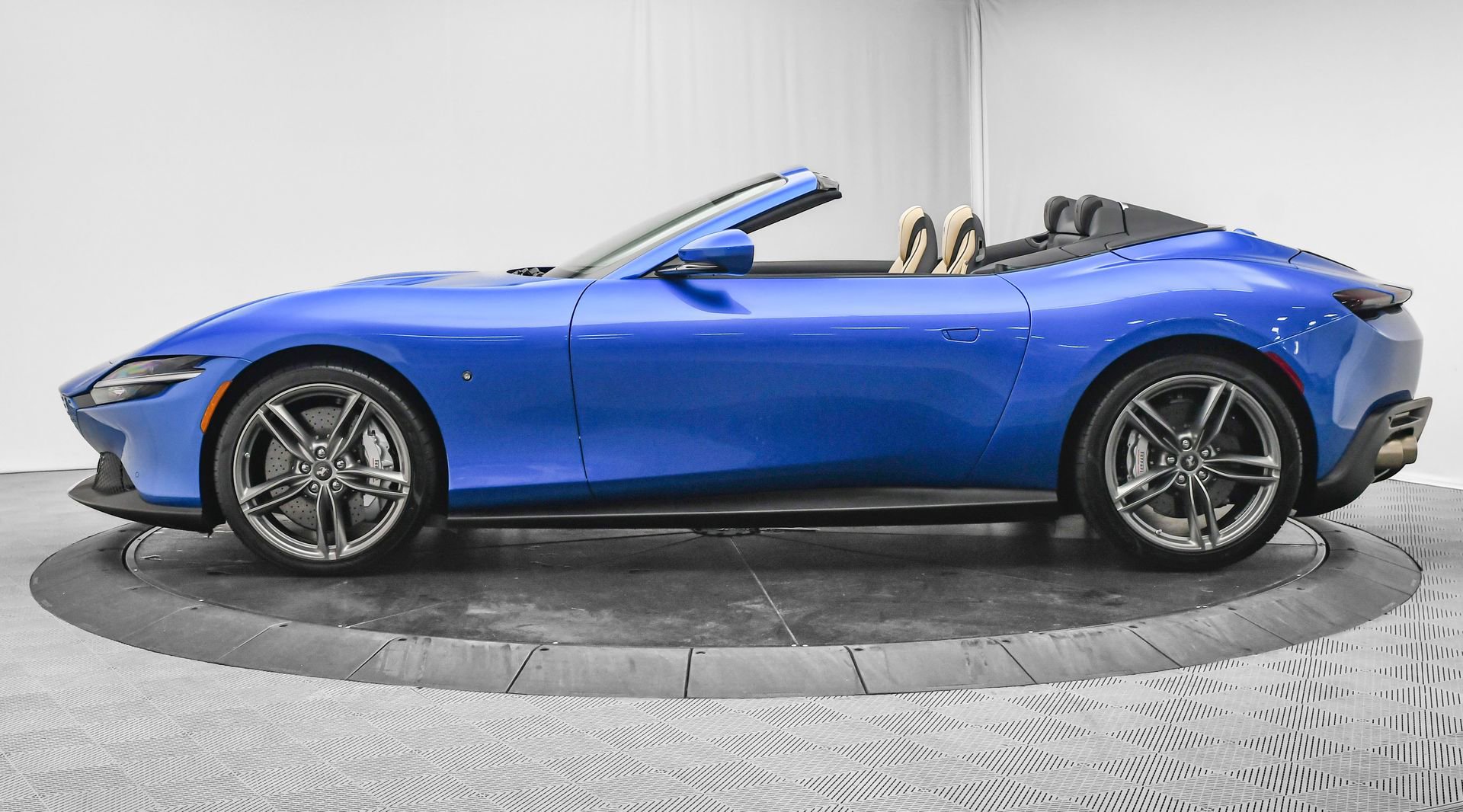 Used 2025 Ferrari Roma Spider image 5