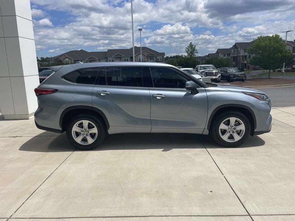 Used 2021 Toyota Highlander LE FWD image 6