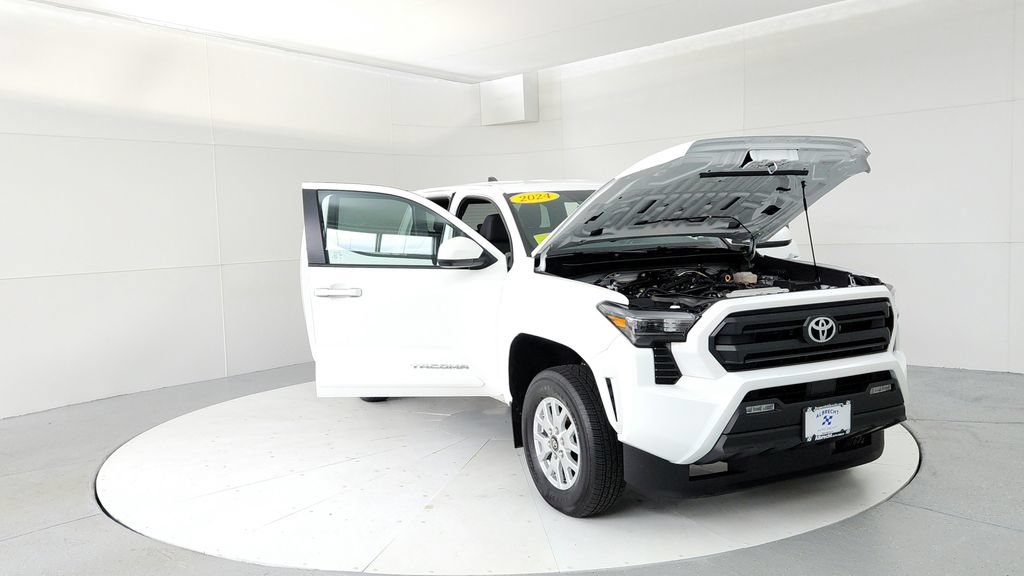 Certified 2024 Toyota Tacoma SR5 AWD/4WD image 9