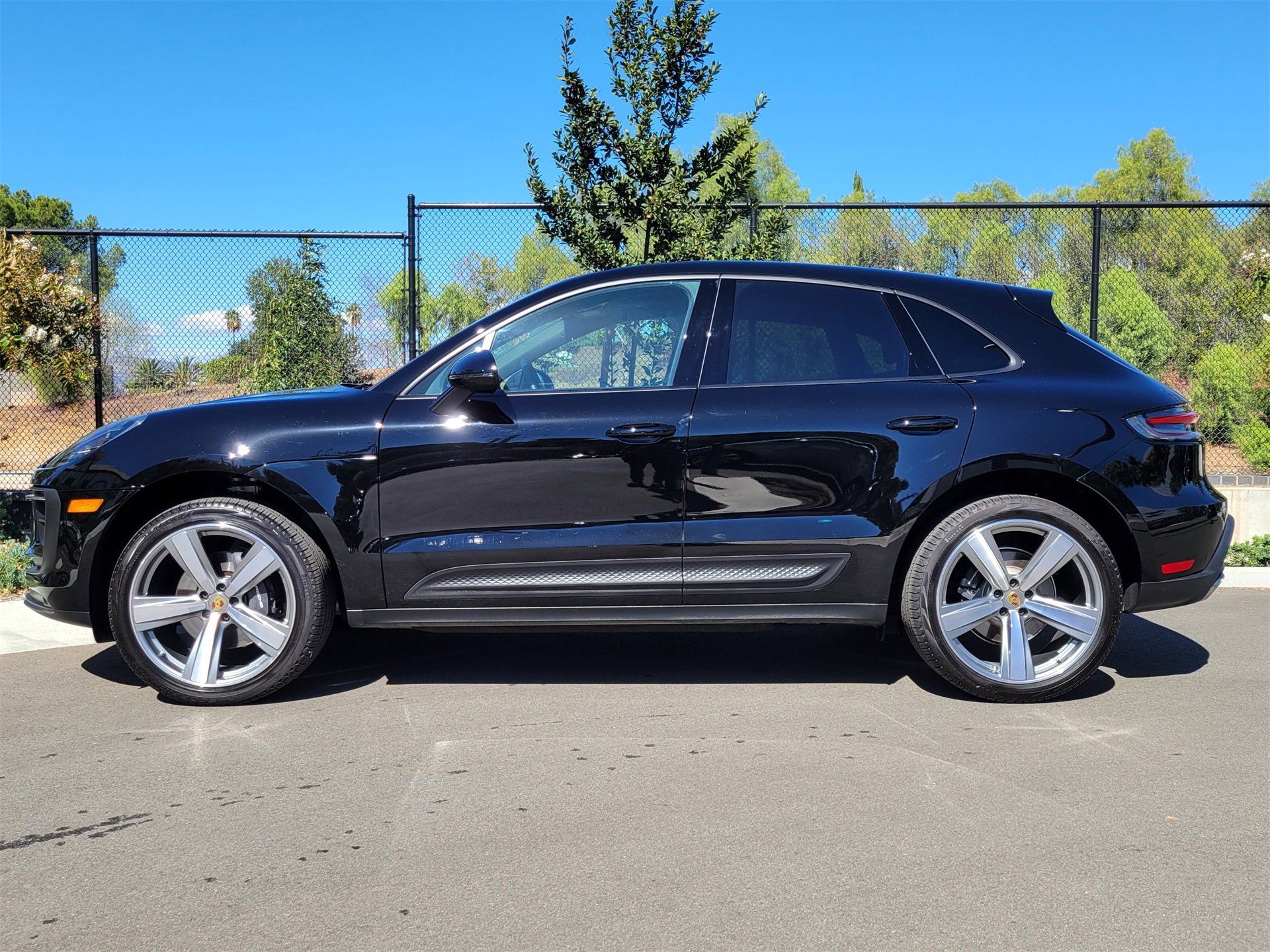 Certified 2025 Porsche Macan image 2