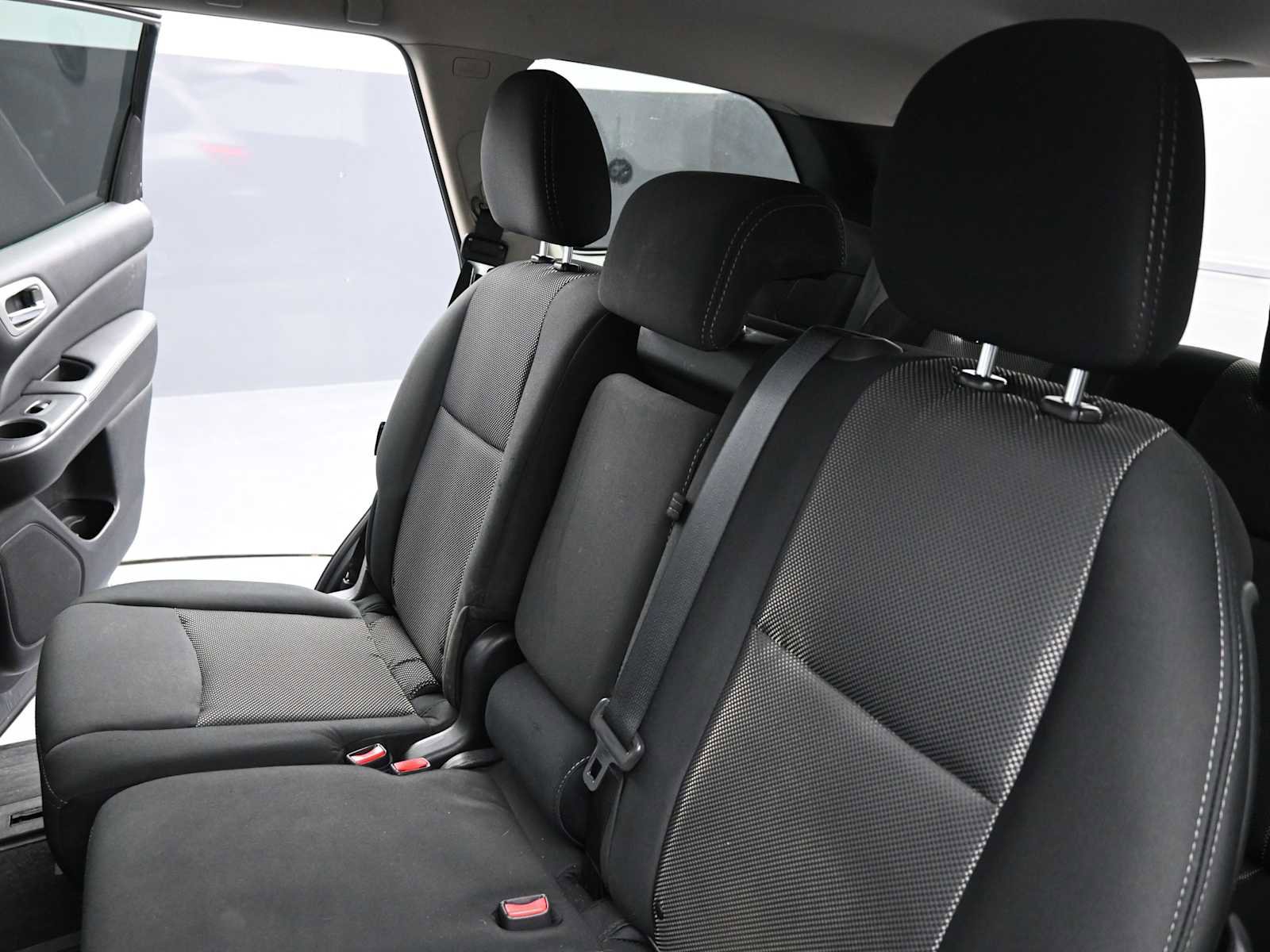 Used 2020 Nissan Pathfinder S image 24