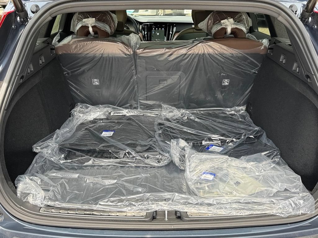 New 2026 Volvo V60 B5 Cross Country Plus w/ Climate Package AWD/4WD image 5