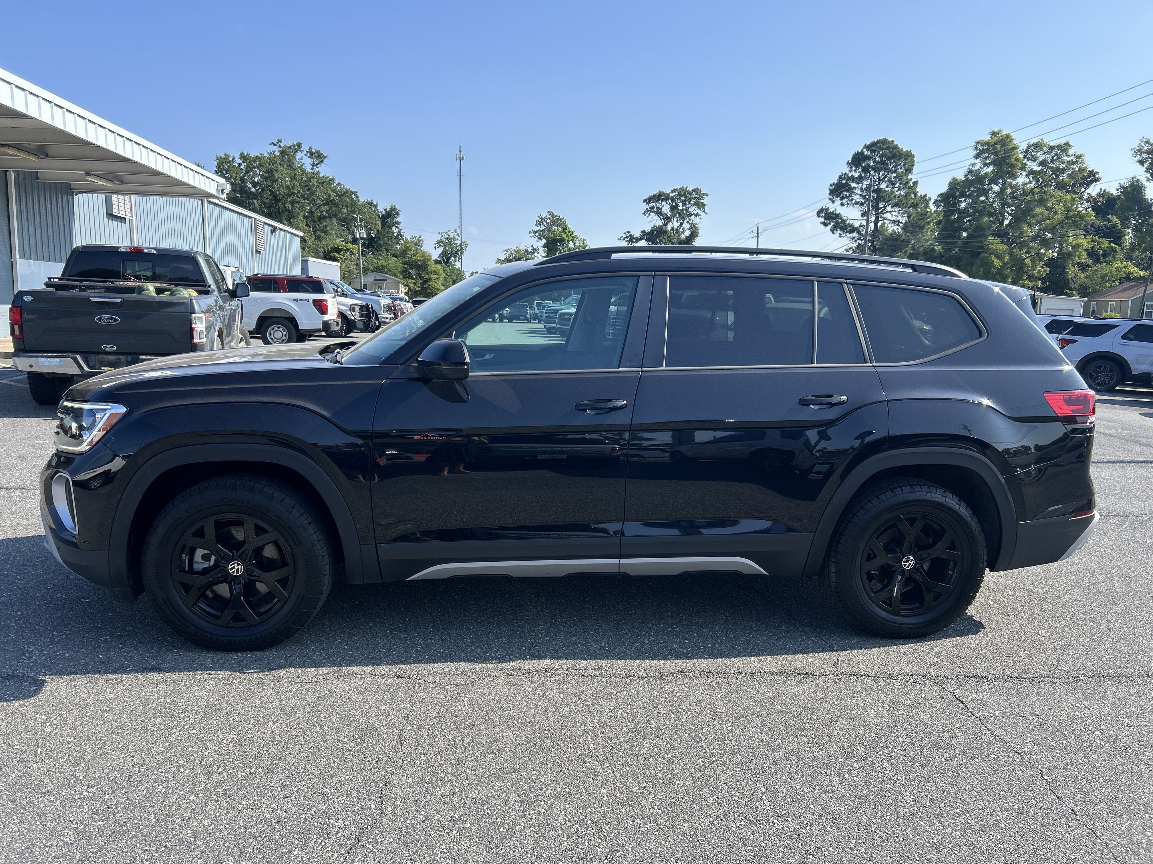Used 2024 Volkswagen Atlas Peak Edition SE AWD/4WD image 4