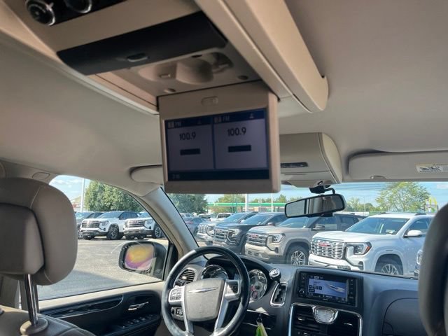 Used 2012 Chrysler Town & Country Touring-L w/ Entertainment Group #2 FWD image 32