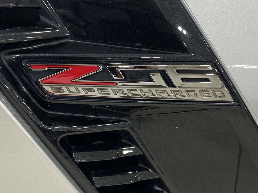 Used 2015 Chevrolet Corvette Z06 w/ 3LZ Preferred Equipment Group RWD image 10