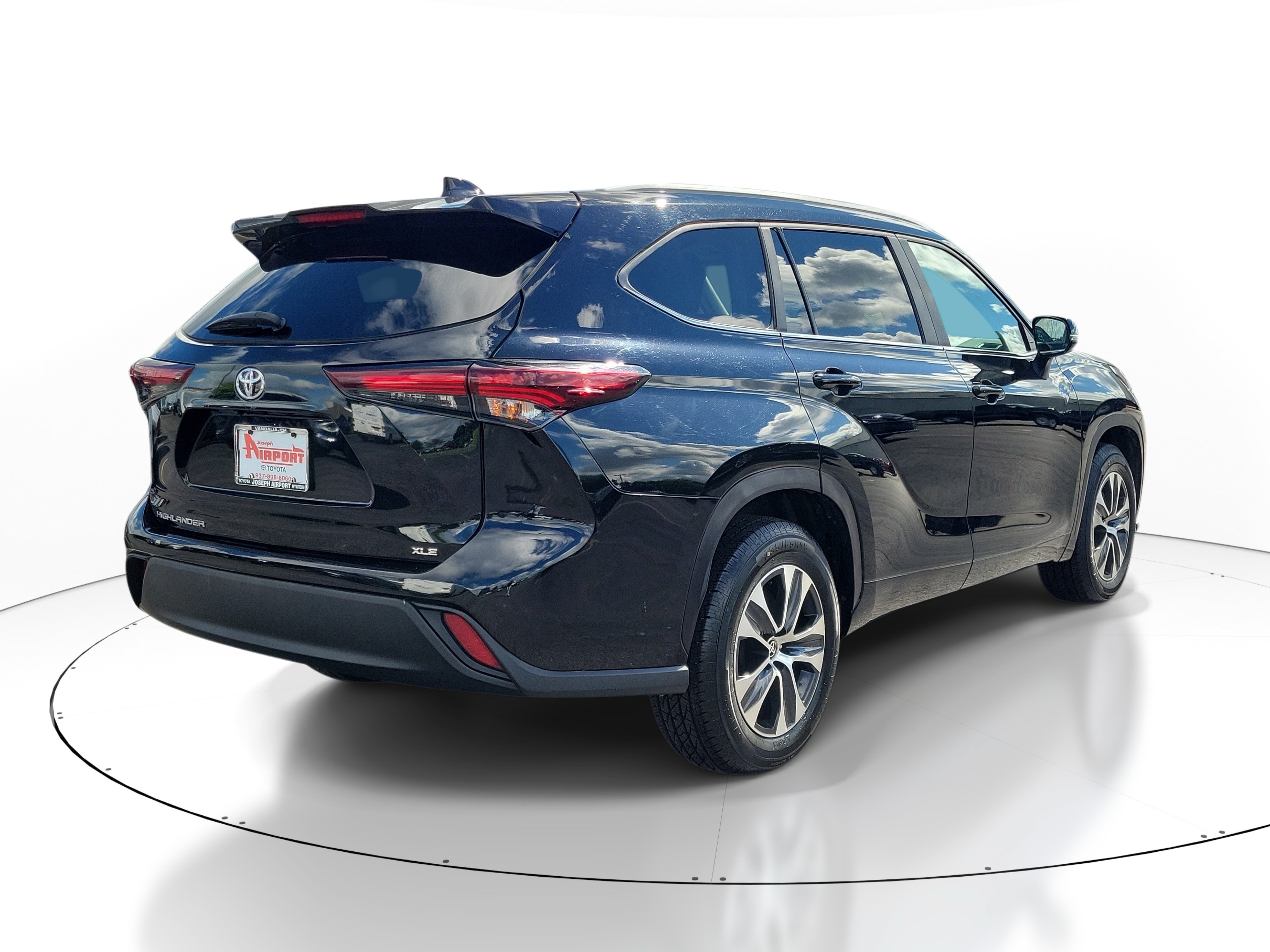 Used 2024 Toyota Highlander XLE FWD image 4