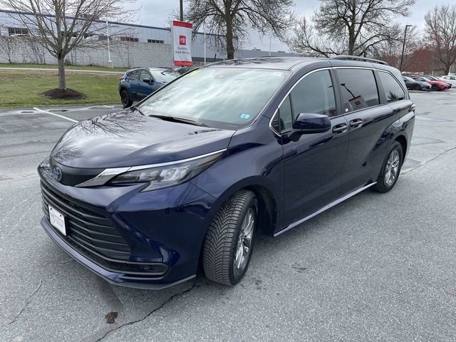 Used 2024 Toyota Sienna LE AWD/4WD image 11