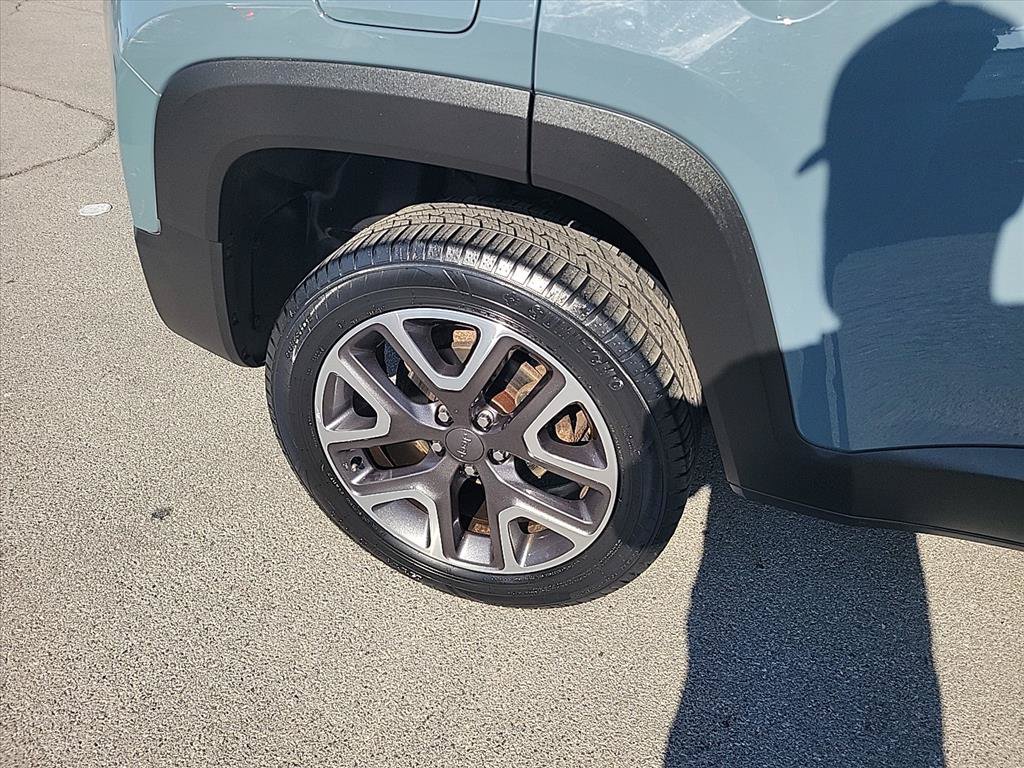 Used 2017 Jeep Renegade Latitude w/ Cold Weather Group AWD/4WD image 30