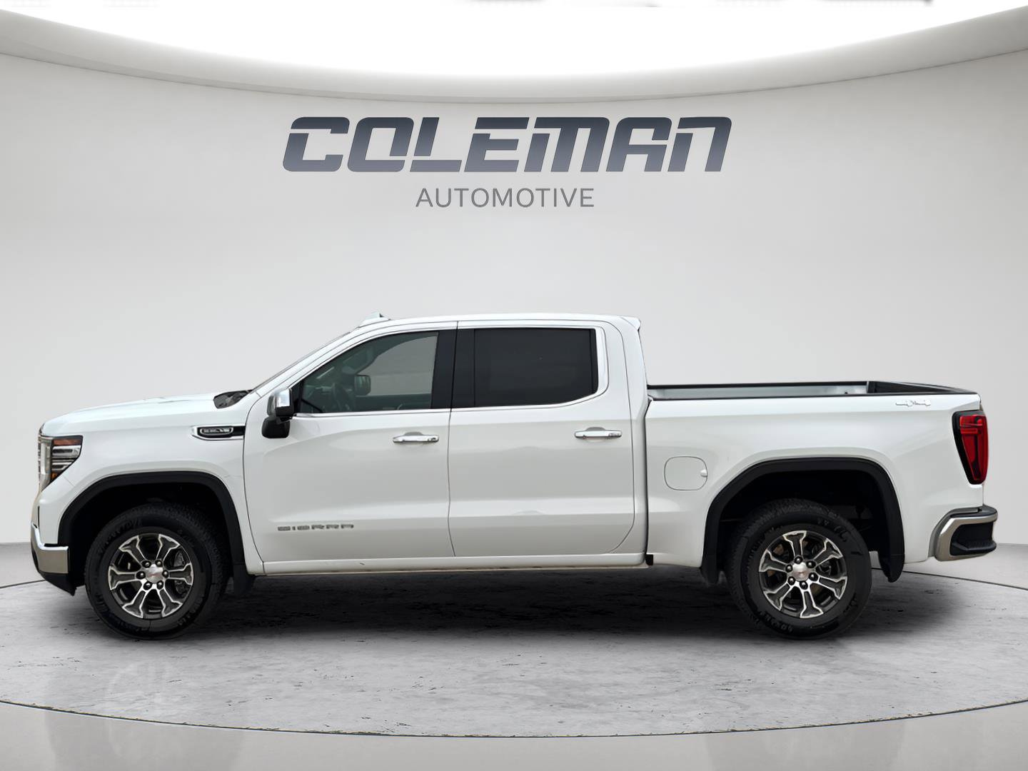 Used 2025 GMC Sierra 1500 SLT image 2