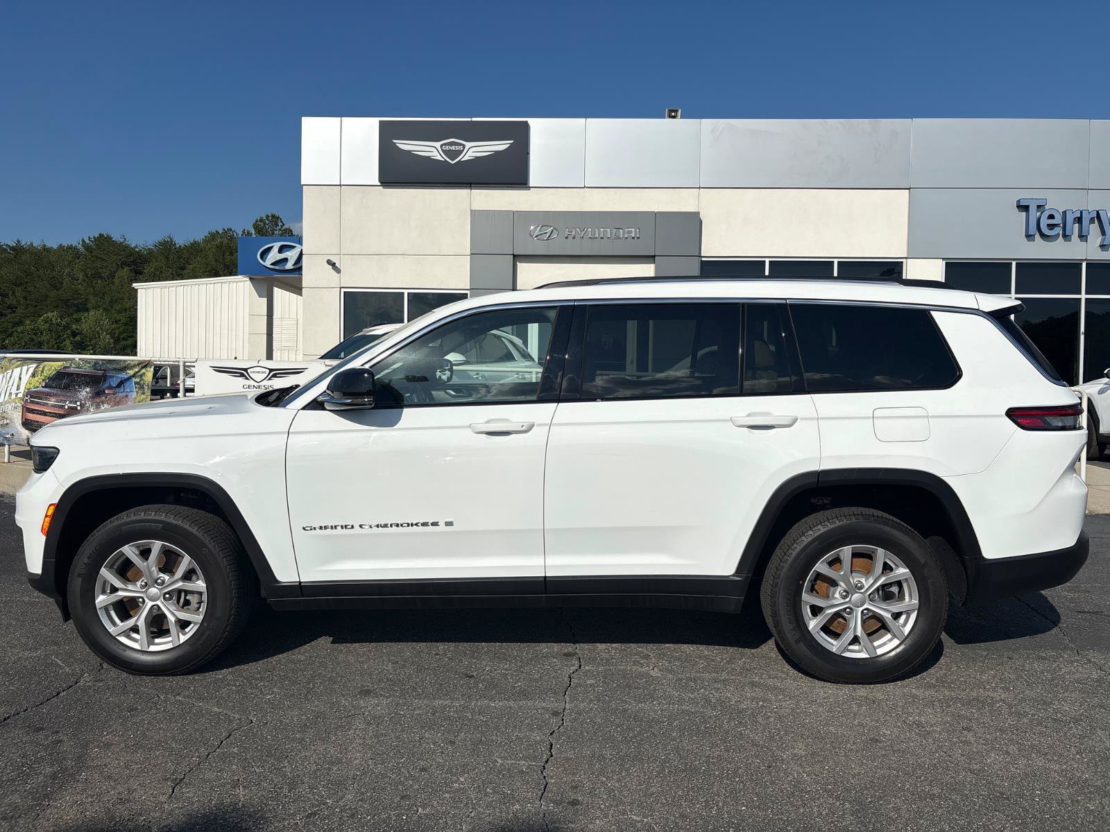 Used 2023 Jeep Grand Cherokee L Limited AWD/4WD image 4