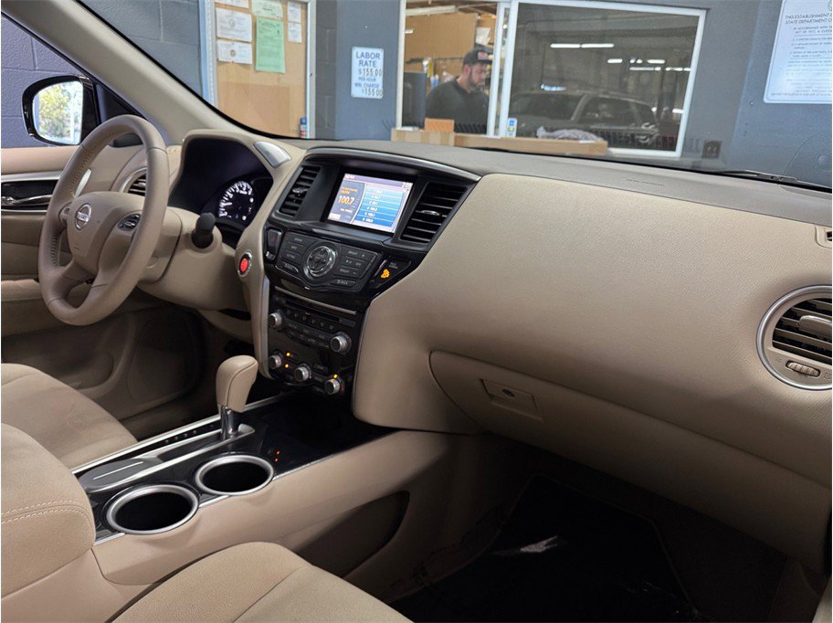 Used 2014 Nissan Pathfinder SV image 22