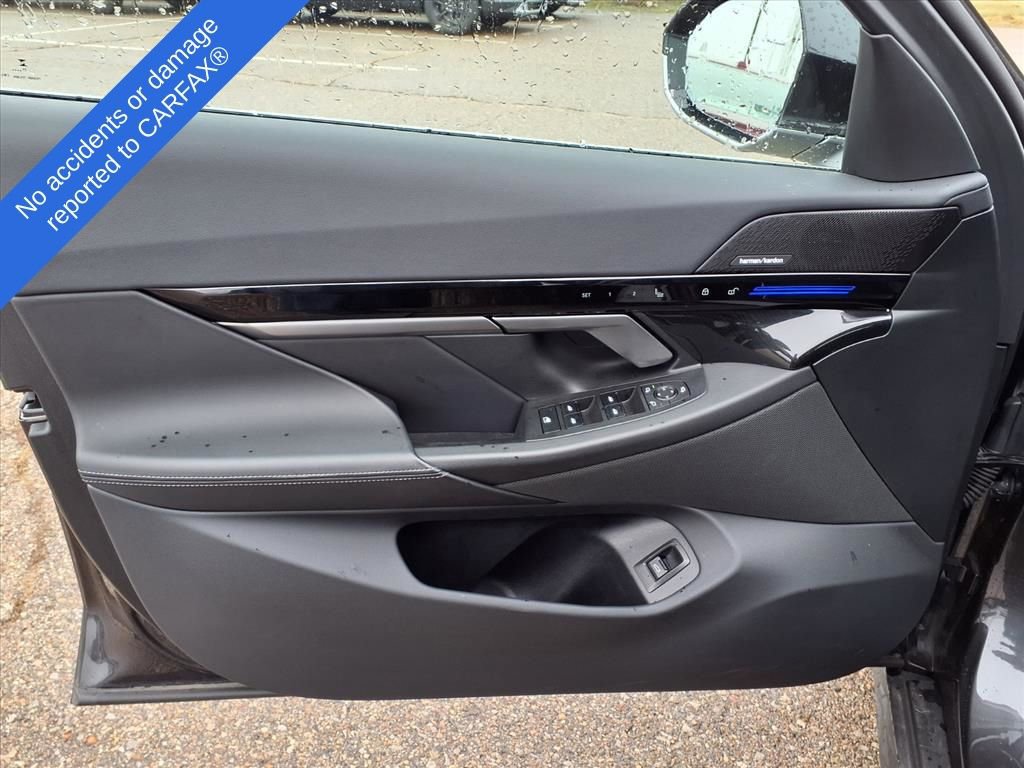 Used 2025 BMW 530i xDrive w/ Premium Package image 15