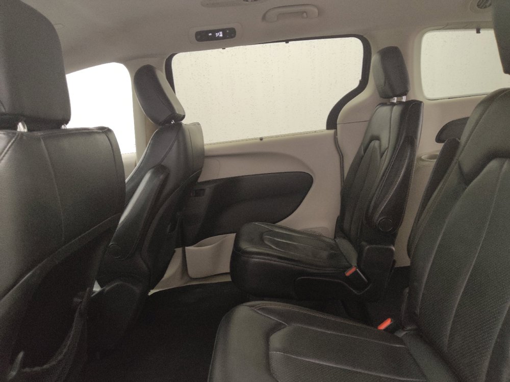 Used 2020 Chrysler Pacifica Touring-L FWD image 18