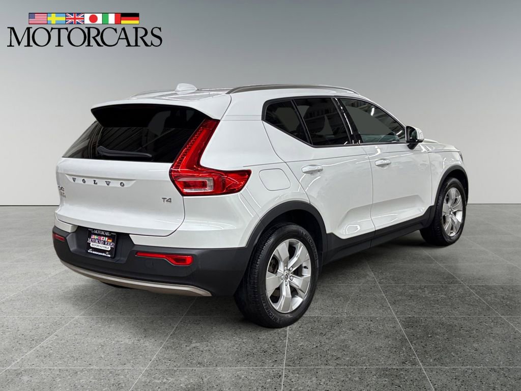 Used 2019 Volvo XC40 T4 Momentum image 3