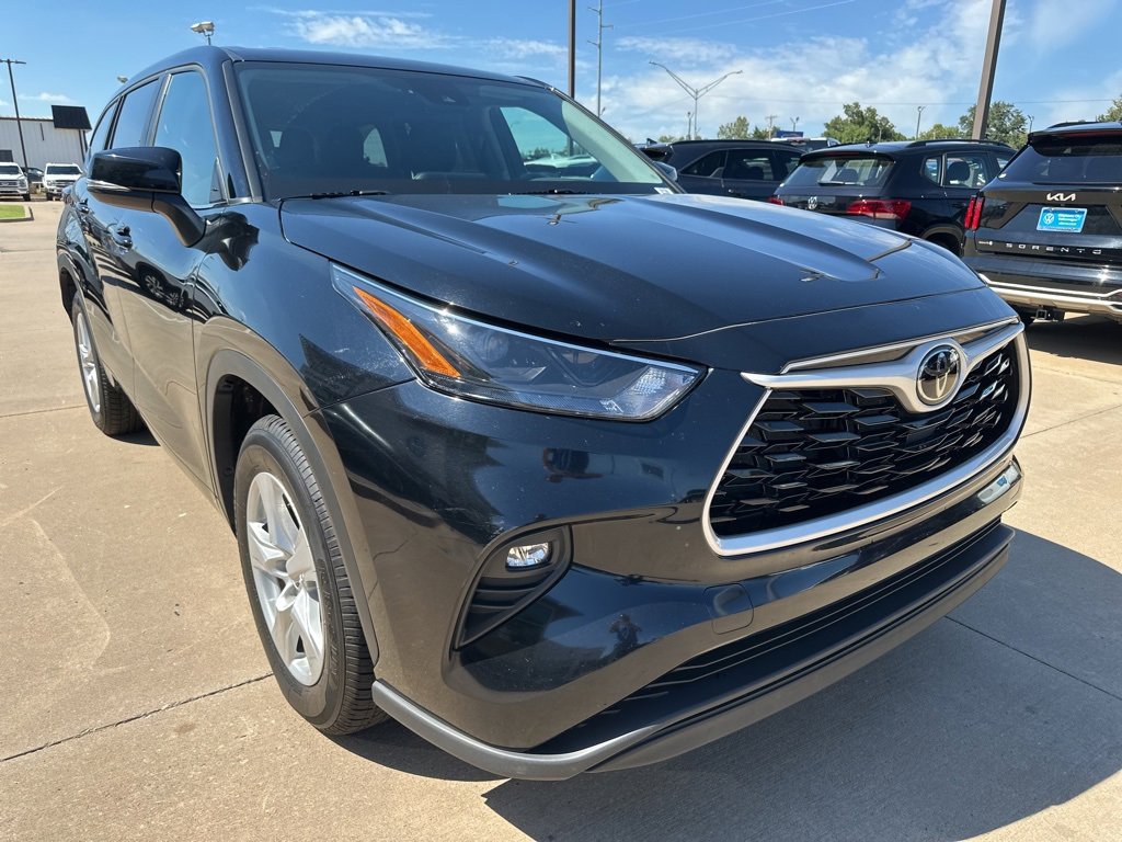 Used 2024 Toyota Highlander LE image 6
