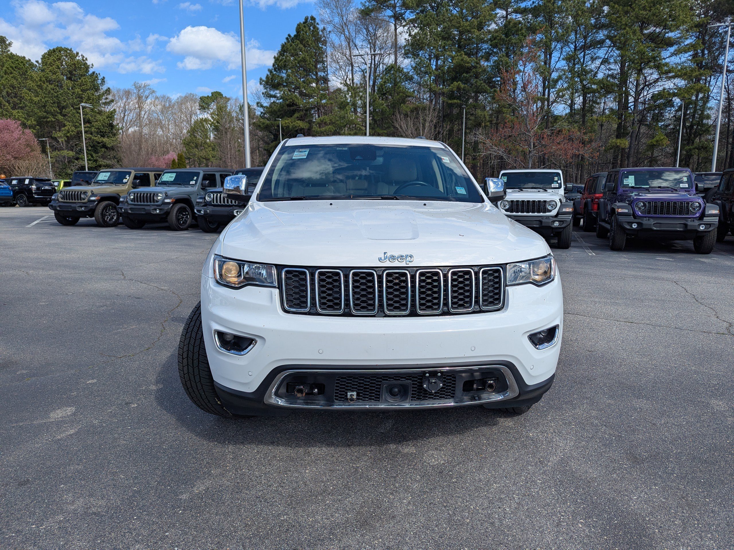 Used 2020 Jeep Grand Cherokee Limited w/ Luxury Group II image 2