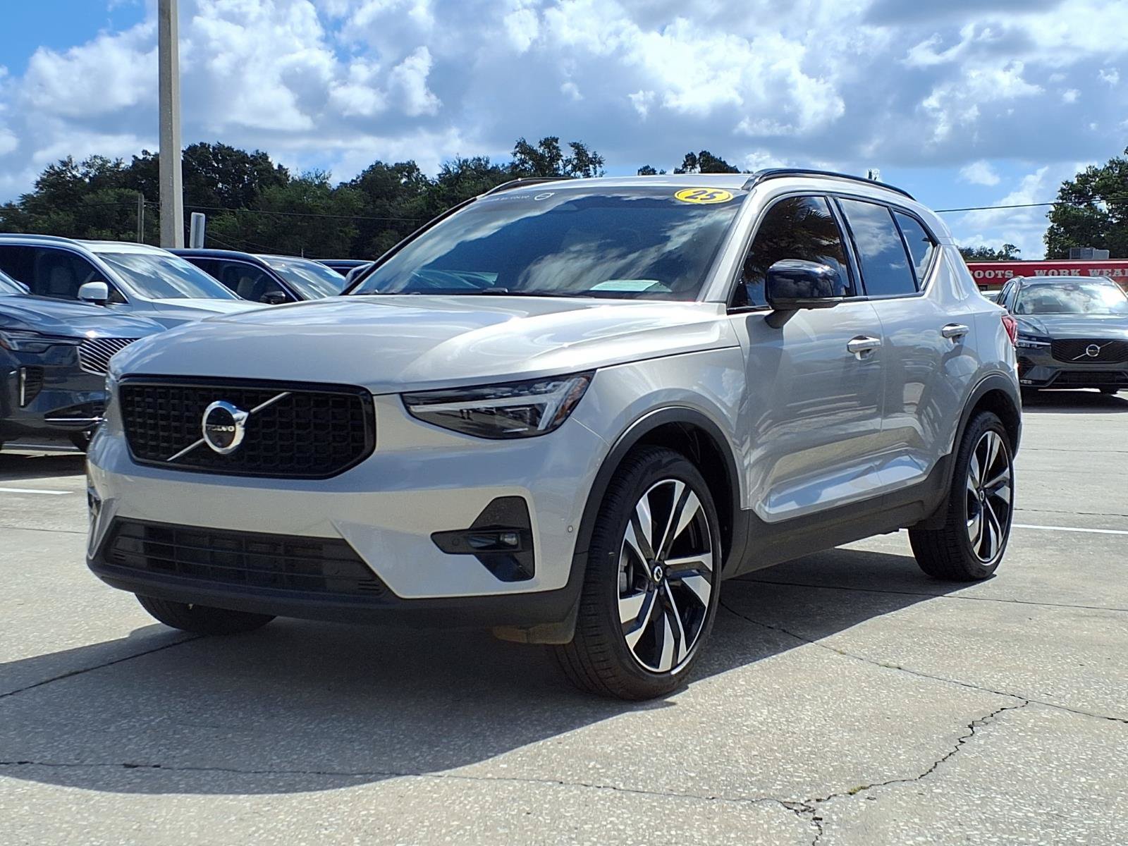 Certified 2025 Volvo XC40 B5 Ultra AWD/4WD image 3