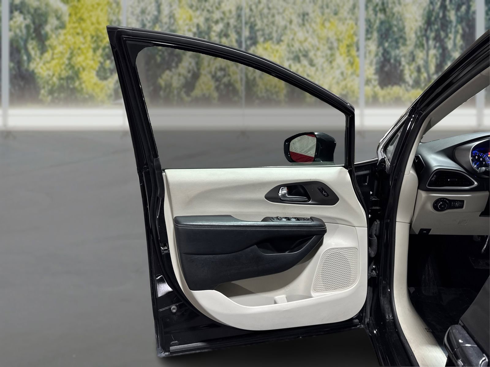 Used 2022 Chrysler Pacifica Touring-L image 20