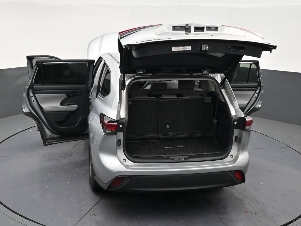 Used 2024 Toyota Highlander LE FWD image 31