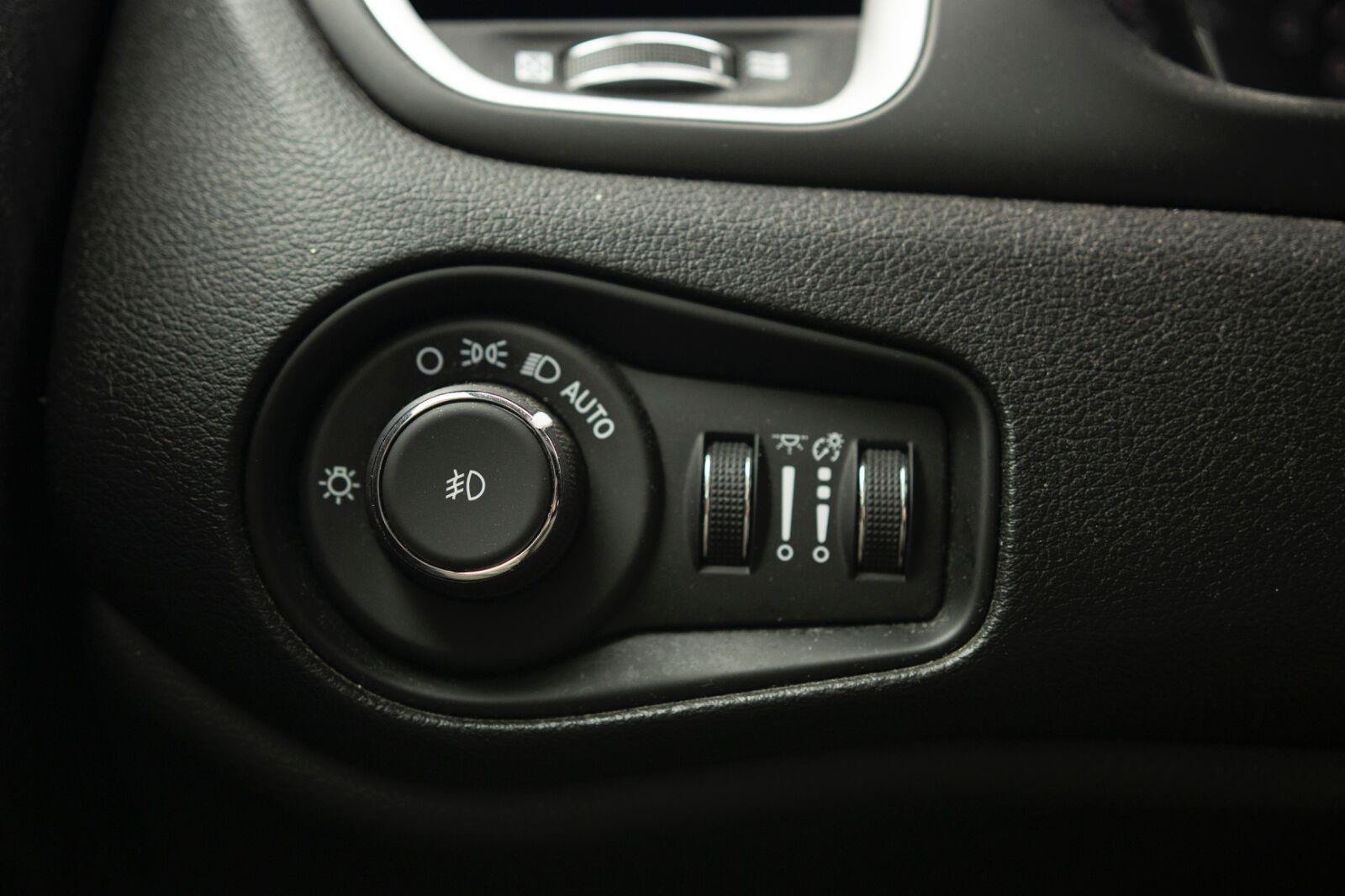 Used 2019 Jeep Renegade Latitude w/ Safety & Security Group II AWD/4WD image 12